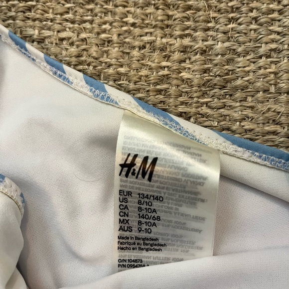 cute one piece h&m bathing suit! size 8/10 - Picture 2 of 3